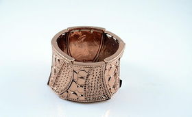 民族風(fēng)綠松石手鏈 義烏小飾品混批的商機與文藝創(chuàng)作